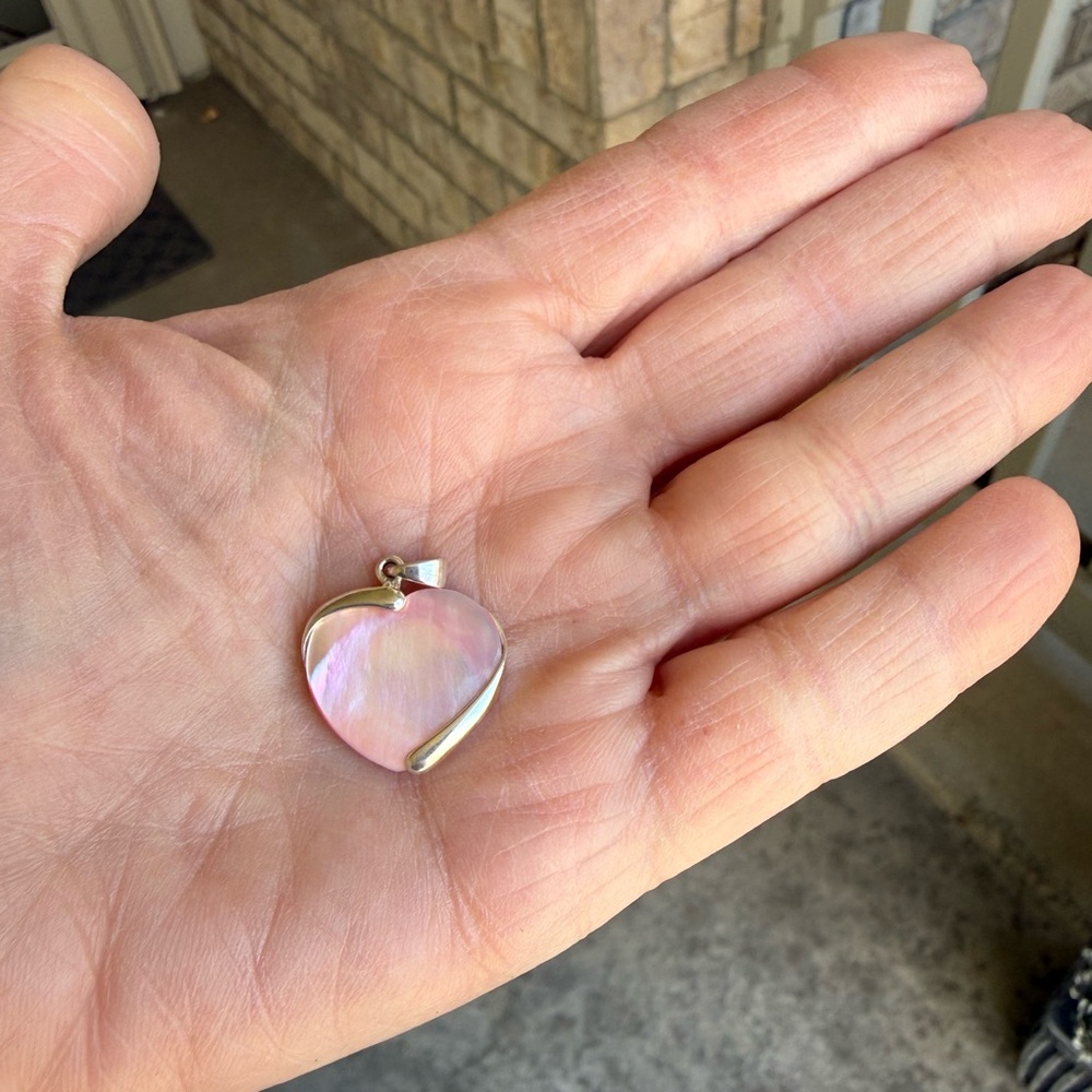 CI 925 Sterling Silver Pink Abalone Heart Pendant Shimmers In Sun - Picture 2 of 8